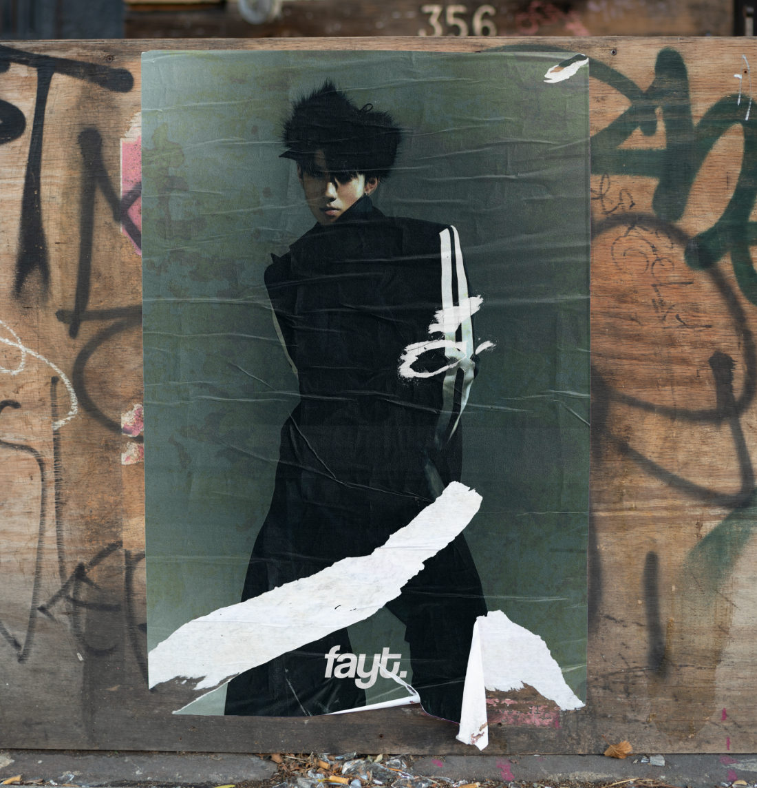 Afiche de campaña en una pared con grafiti