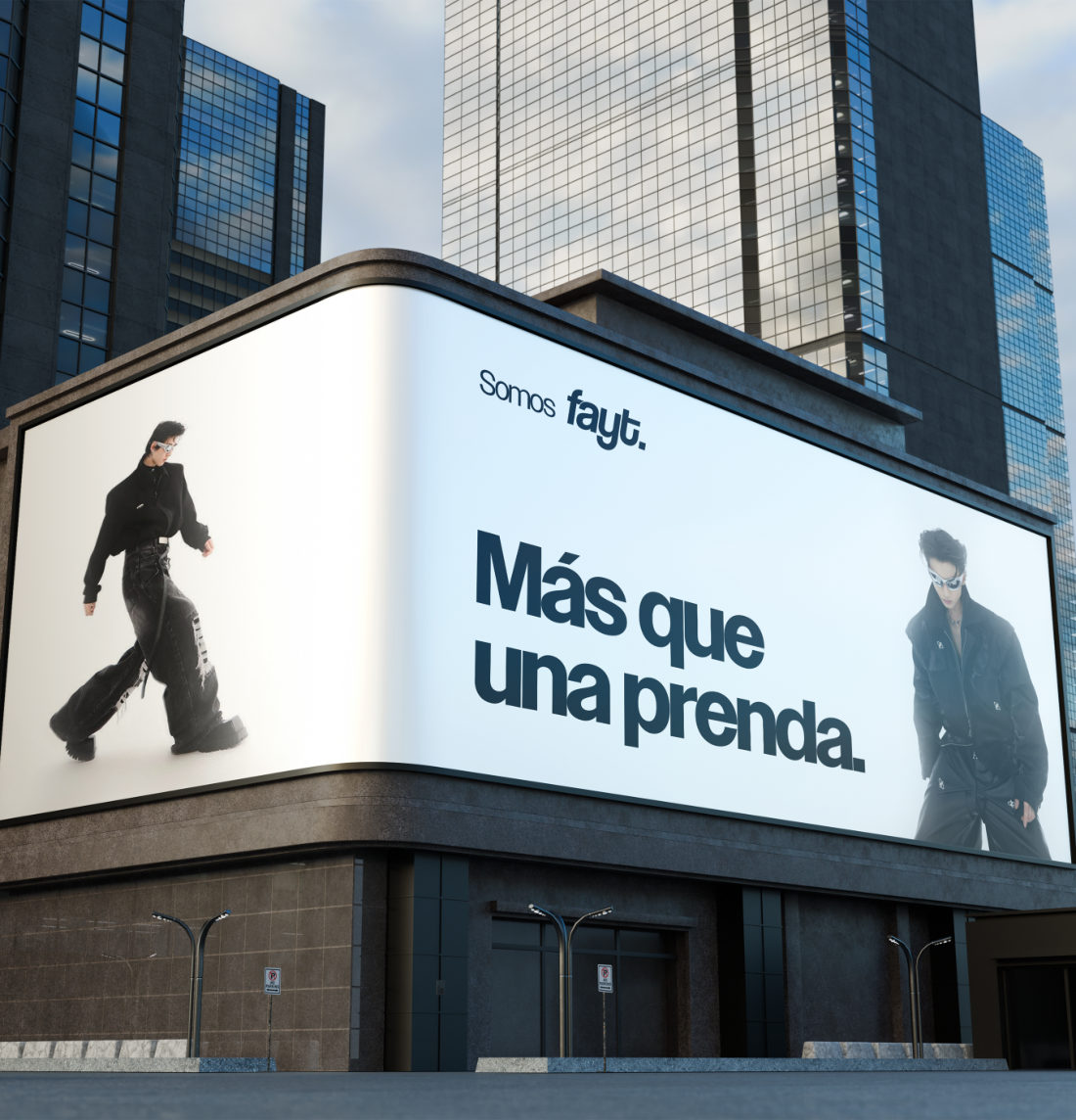 Pantalla en un edificio con el lema Más que una prenda