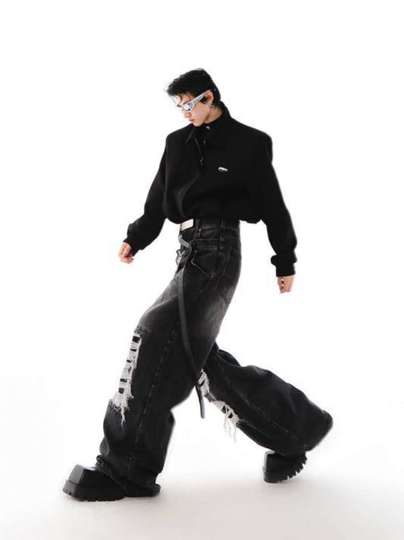 Paso largo con look negro sobre fondo blanco