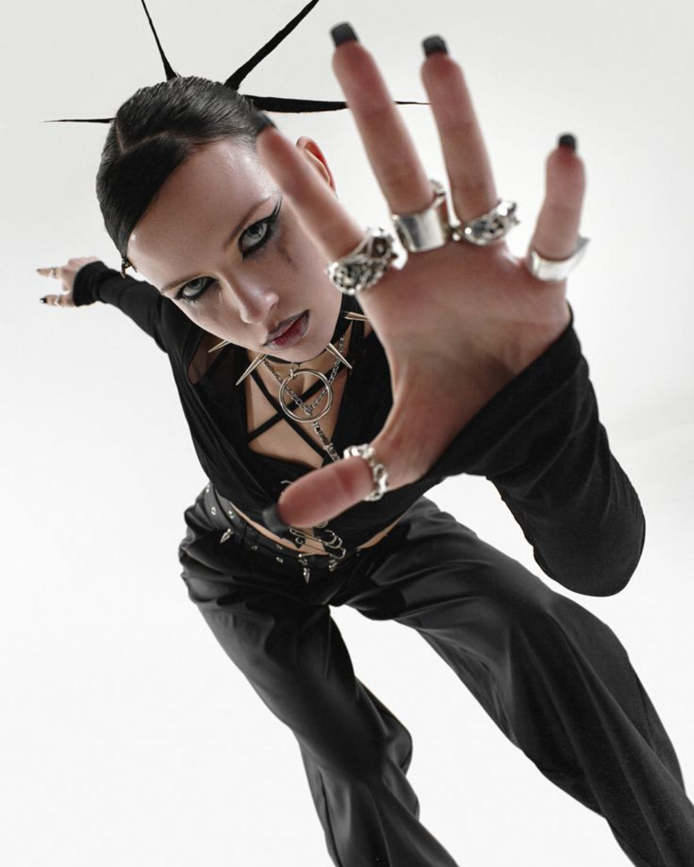 Pose hacia cámara con anillos y look negro