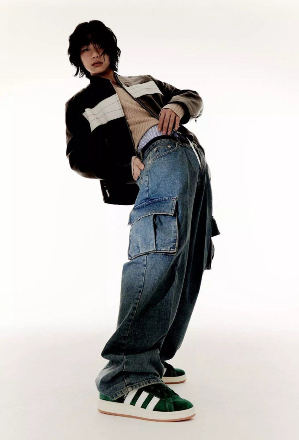 Pose en movimiento con jean ancho y zapatillas