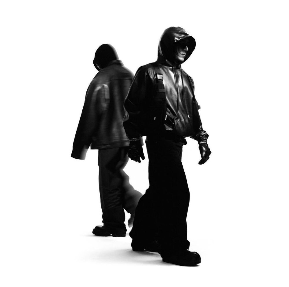 Dos figuras de negro sobre fondo blanco
