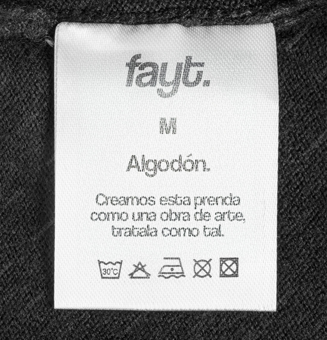 Etiqueta de cuidado: Creamos esta prenda como una obra de arte