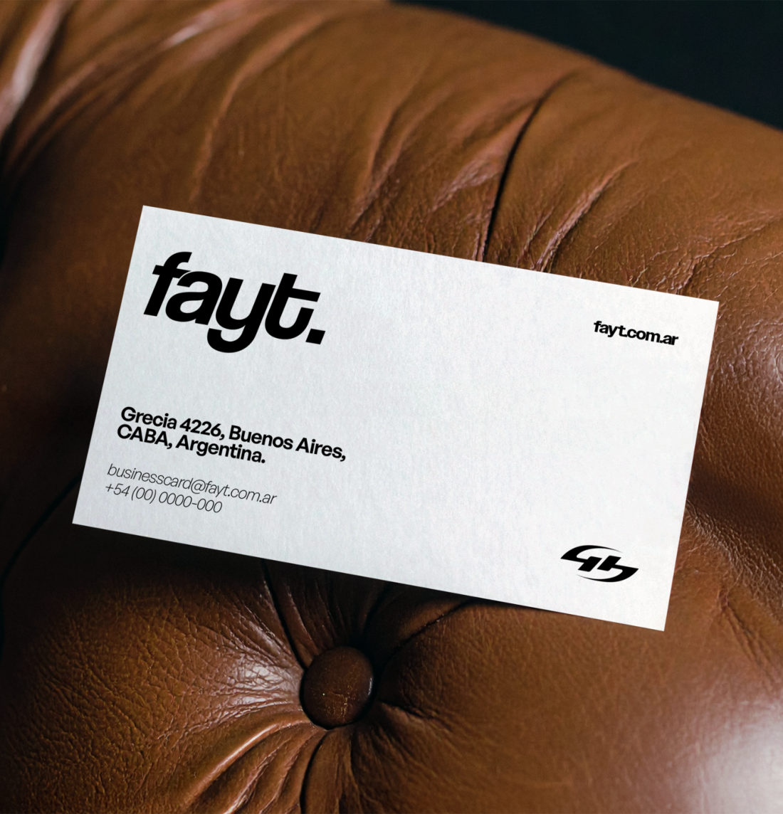 Tarjeta personal de Fayt sobre cuero